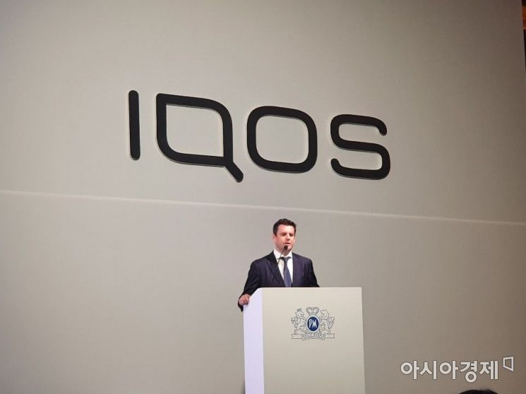 니콜라스 리켓 한국필립모리스 전무가 23일 기자간담회에서 신제품 아이코스 3 듀오에 대해 설명하고 있다.