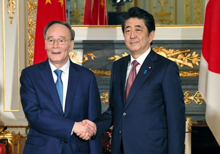 아베, 中 왕치산 부주석 회담…'시진핑 일본 국빈방문' 논의