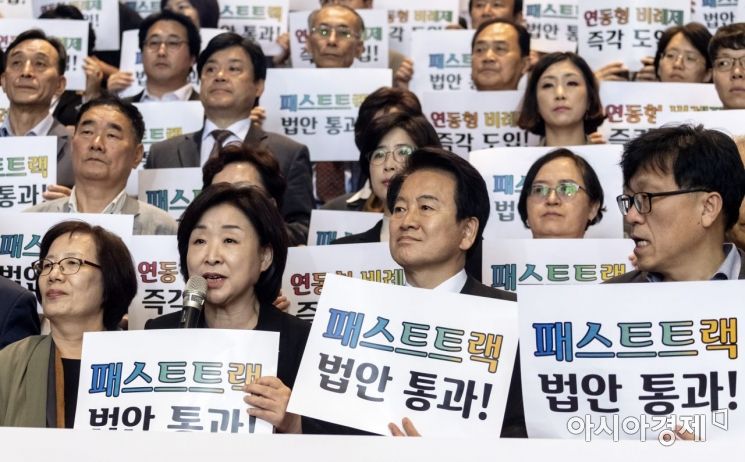 심상정 정의당 대표가 23일 국회 로덴더홀에서 열린 패스트트랙 성사 및 선거제도 개혁안 통과 결의 시민사회-정치권 공동기자회견에 참석, 모두 발언을 하고 있다./윤동주 기자 doso7@