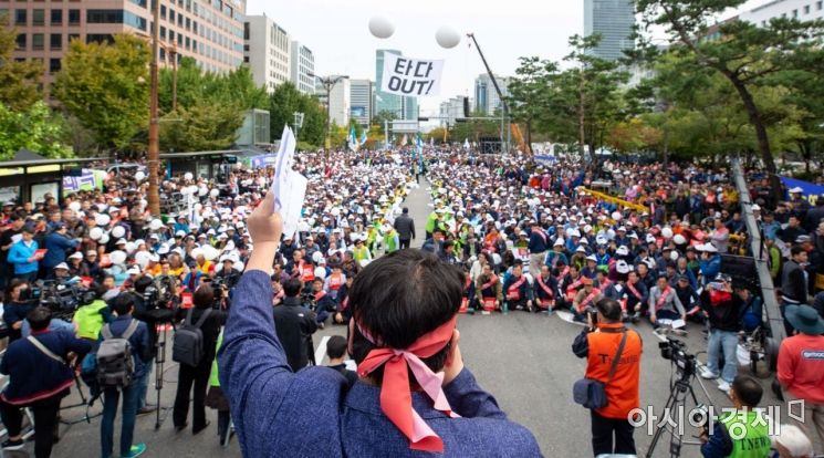 국회 앞에 모인 택시기사 1만명 "타다 영업, 연내 중단해야"