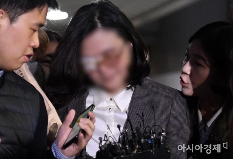 [속보]법원, '조국 부인' 정경심 구속영장발부…"혐의소명·증거인멸 염려" 
