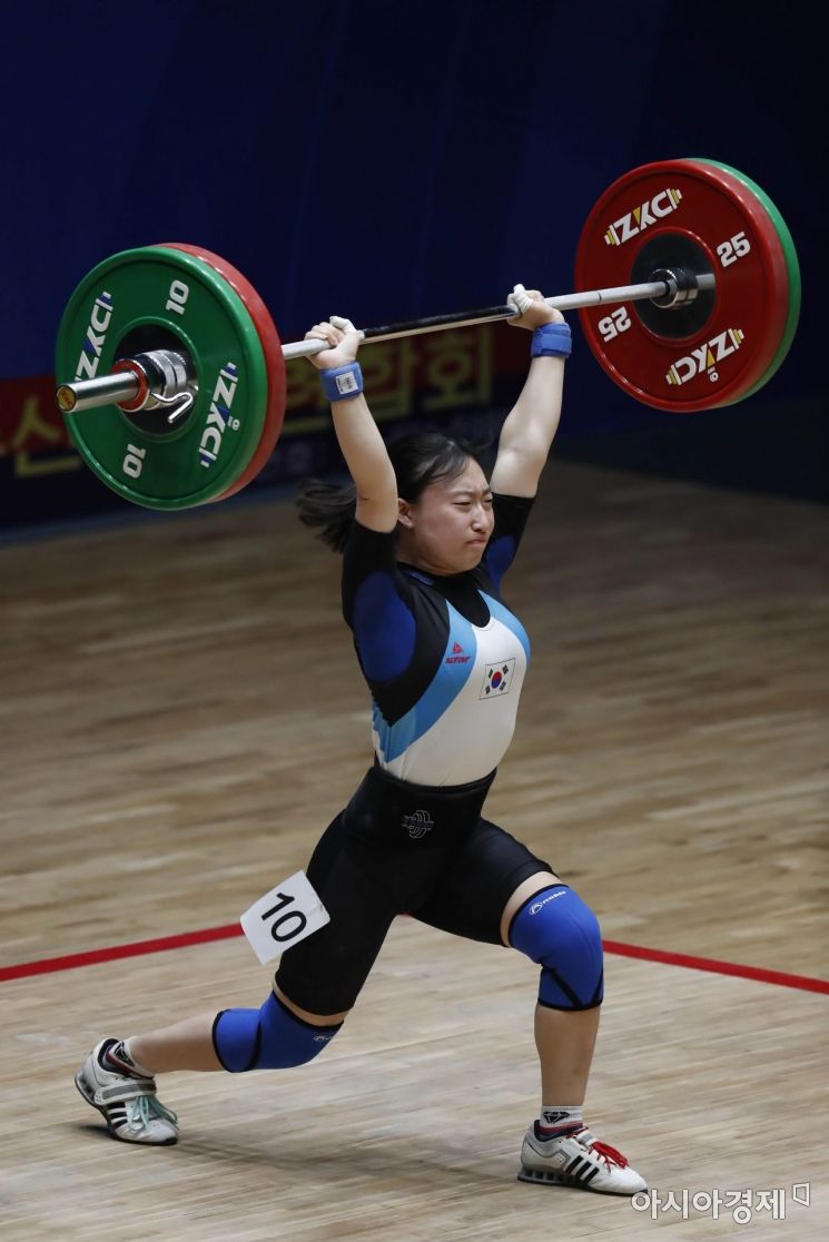 [포토]바벨 들어올리는 박선영 