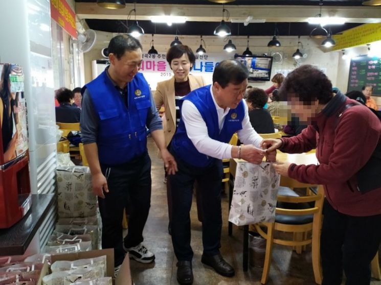 성북구 월곡2동 주민 '어르신 점심 나들이' 진행 