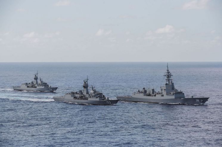 호주 해군 함정 호바트, 스튜어트, 파라마타함(오른쪽부터)이 기동하고 있다.(호주 해군 페이스북 캡처)