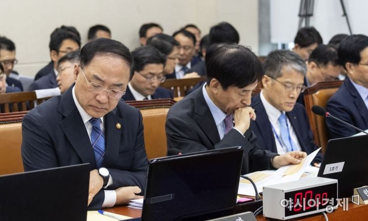 홍남기 경제부총리와 이주열 한국은행 총재가 24일 국회에서 열린 기획재정위원회에 기획재정부 등에 대한 국정감사에 출석, 자료를 확인하고 있다./윤동주 기자 doso7@