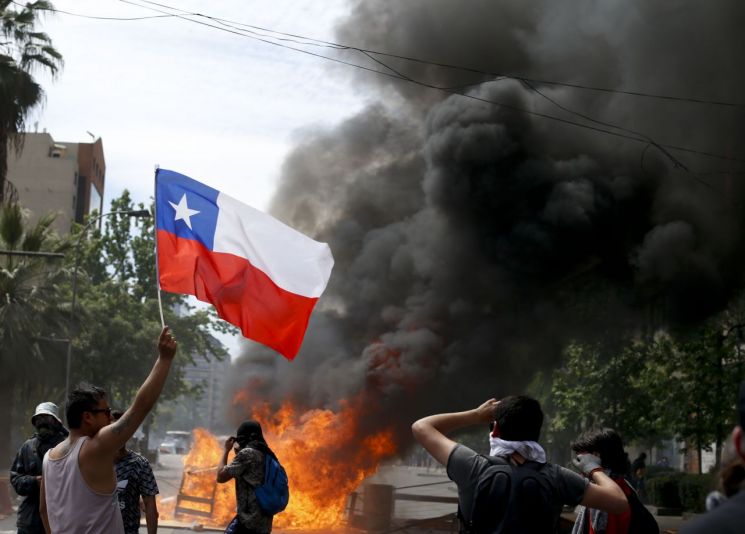대통령 사과에도 칠레 시위 지속…칠레 중앙은행, 기준금리 인하