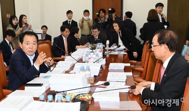 24일 국회에서 정무위 법안심사소위가 열리고 있다. 이날 정무위 법안심사소위에서는 손병두 금융위 부위원장이 참석해 신용정보법(신정법)과 인터넷전문은행 특례법(인터넷은행법), 금융소비자보호법(금소법) 개정안에 대해 논의했다./윤동주 기자 doso7@