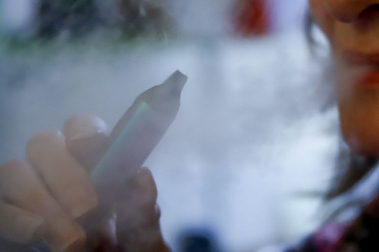 전자담배 위험성 과장?…영국 "전자담배, 최대 7만명 금연효과"