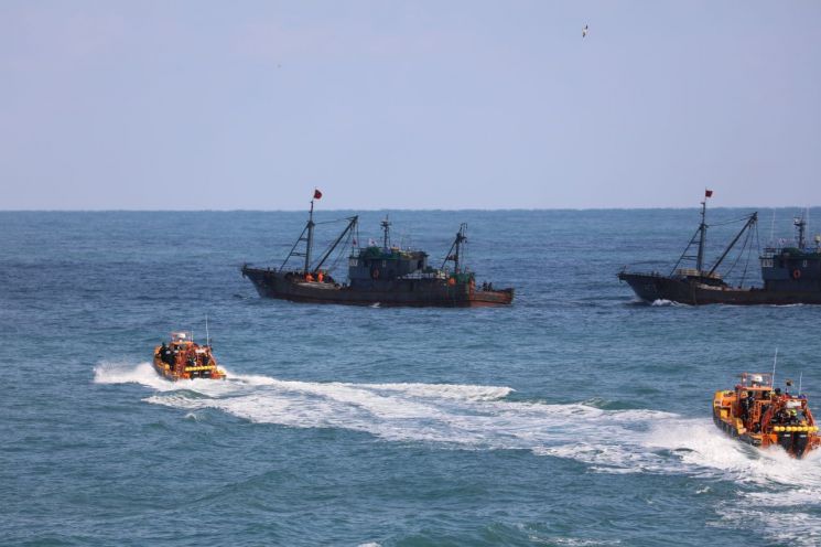 목포해경이 24일 신안군 가거도 해상에서 제한조건 위반 중국어선 4척을 나포했다. (사진제공=목포해경)
