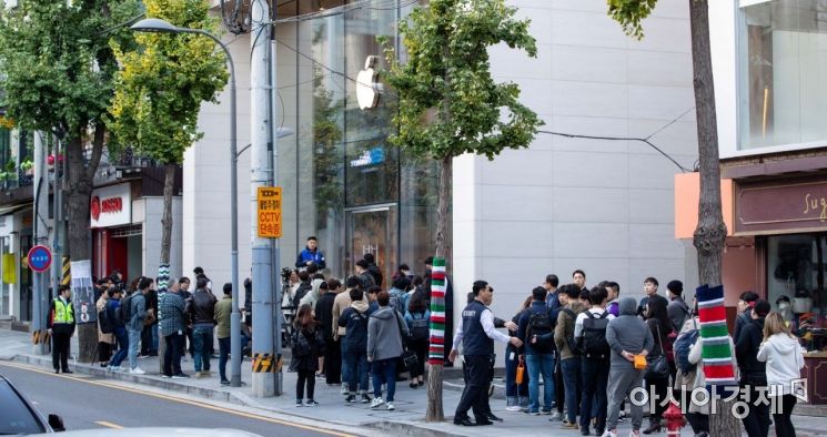 아이폰11 국내 출시일인 25일 서울 강남구 애플 가로수길 매장을 찾은 고객들이 아이폰11을 구매하기 위해 줄을 서고 있다./강진형 기자aymsdream@