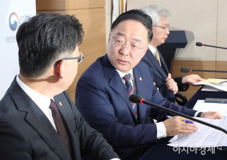 [포토]대화 나누는 홍남기 부총리와 김현수 장관 