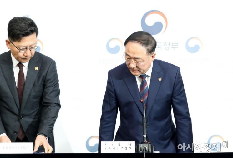 [포토]자리에 앉는 홍남기 부총리와 김현수 장관 