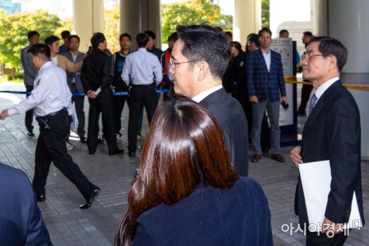'국정농단' 사건에 연루된 혐의를 받고 있는 이재용 삼성전자 부회장이 25일 서울 서초구 서울중앙지방법원에서 열린 파기환송심에 출석하기 위해 법정으로 들어서고 있다./강진형 기자aymsdream@