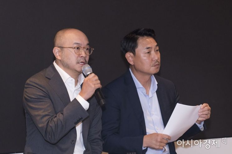 조수용(왼쪽)·여민수 카카오 공동대표가 25일 경기도 판교 카카오 오피스에서 기자간담회를 가지고 있다.