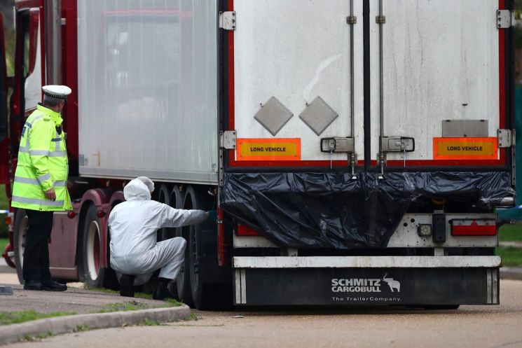 英 경찰, '냉동컨테이너 집단 사망' 밀입국 주선업자 2명 체포