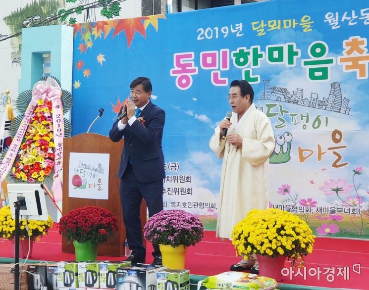 최영호 더불어민주당 광주동남갑지역위원장이 노래를 부르고 있다.