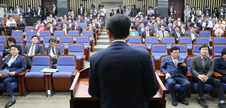 與 의총서 "경제·민생 더 초점 맞춰야" 사법개혁 드라이브에 총선 우려