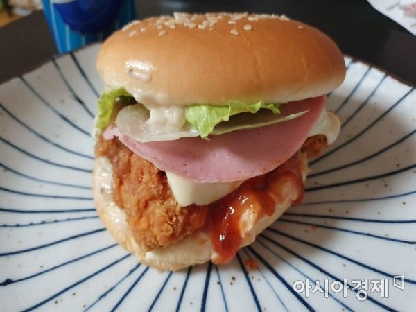 [신상 뜯어보기]통 닭다리살 패티에 매콤새콤 살사소스 꿀조합…'찐' 버거