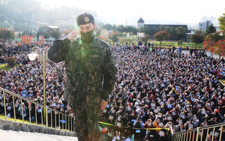 빅뱅 지드래곤, 용인서 전역…"군 복무 잘 마치고 돌아왔습니다"