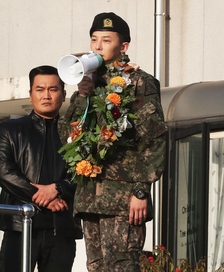 빅뱅 지드래곤, 용인서 전역…"군 복무 잘 마치고 돌아왔습니다"