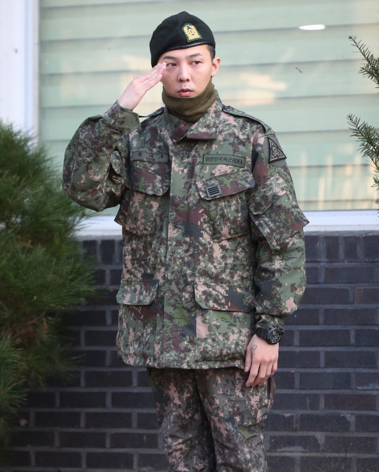 빅뱅 지드래곤, 용인서 전역…"군 복무 잘 마치고 돌아왔습니다"