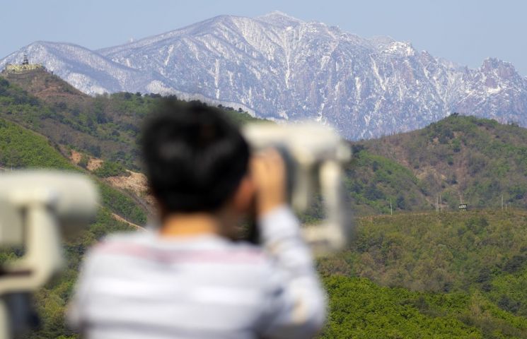 4·27 남북정상회담 1주년인 지난 4월27일 강원도 고성통일전망타워를 찾은 시민이 금강산을 보고 있다. / 사진=연합뉴스