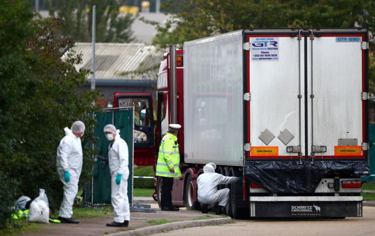 영국 경찰, 트럭 컨테이너에서 밀입국 의심자 15명 또 발견