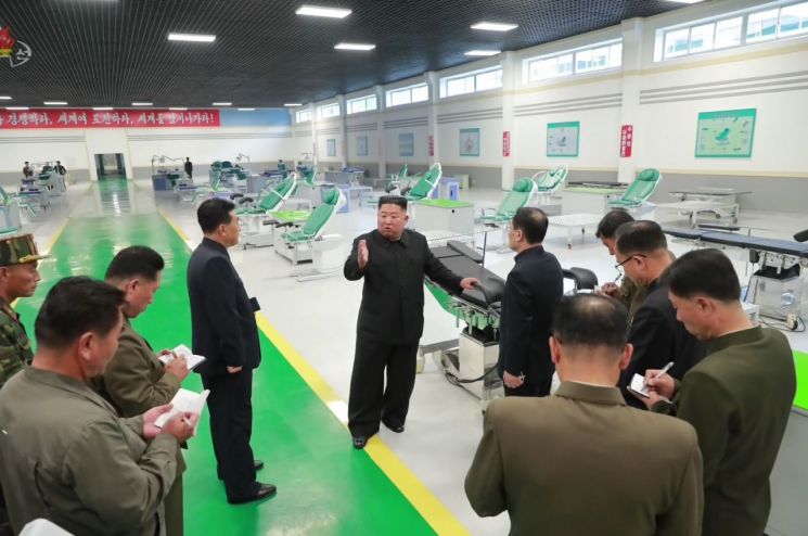 김정은 북한 국무위원장이 현대화 공사가 진행중인 묘향산의료기구공장을 시찰했다고 조선중앙TV가 27일 보도했다. 이 자리에서 그는 공사 결함을 지적한 뒤 "당 중앙위원회 일꾼들이 나와 손발을 맞추지 못하고 있다"고 질책했다.