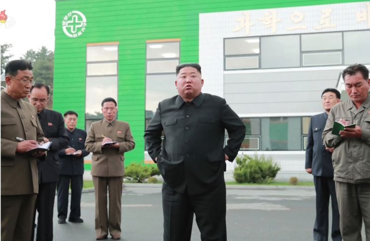 김정은 북한 국무위원장이 현대화 공사가 진행중인 묘향산의료기구공장을 시찰했다고 조선중앙TV가 27일 보도했다. 이 자리에서 그는 공사 결함을 지적한 뒤 "당 중앙위원회 일꾼들이 나와 손발을 맞추지 못하고 있다"고 질책했다.