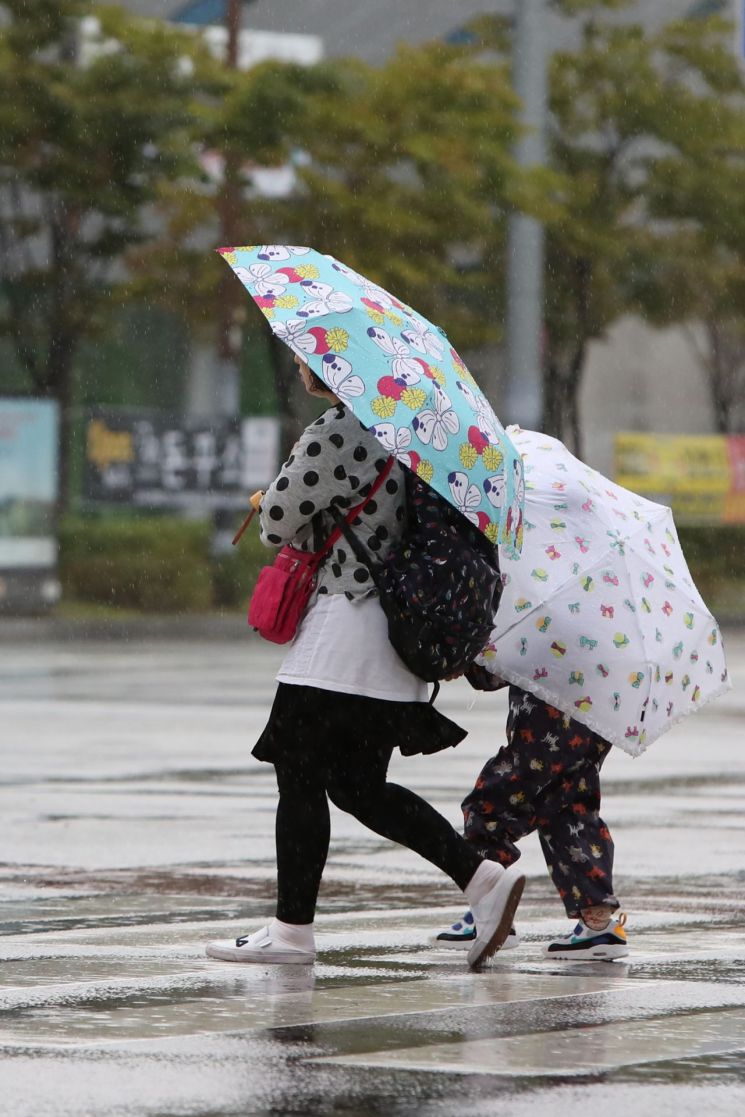 지난 1일 전남 나주시 빛가람동에서 우산 쓴 시민이 길을 건너고 있다. / 사진=연합뉴스
