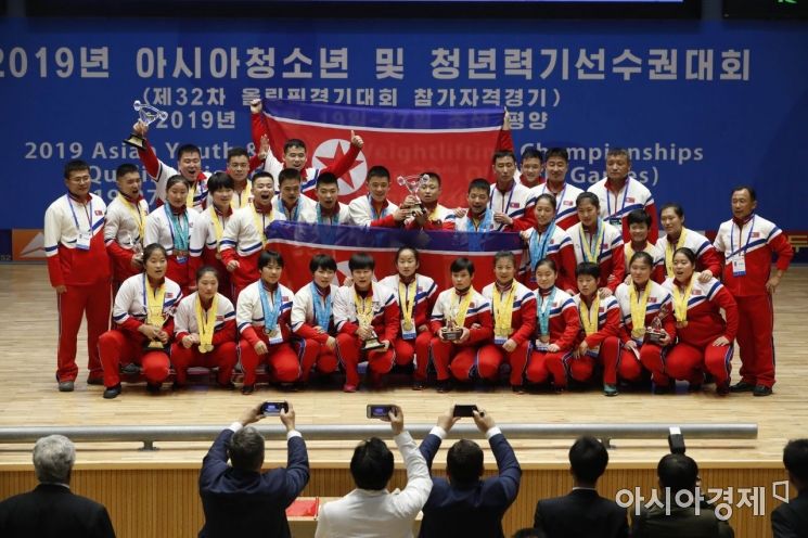 [포토]기념촬영하는 북한 선수들 