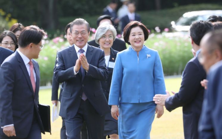 문재인 대통령과 김정숙 여사가 18일 오후 청와대 녹지원에서 열린 주한외교단 초청 리셉션에 입장하고 있다.