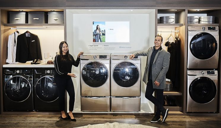 지난 2월 미국 라스베이거스에서 열린 북미 최대 주방 욕실 전시회 KBIS2019에서 삼성전자 모델이 건조기와 세탁기를 소개하고 있다.