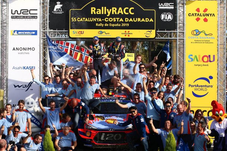 현대 월드랠리팀이 지난달 열린 WRC 스페인 랠리에서 사실상의 우승을 확정짓고 환호하는 모습.(사진=현대차)