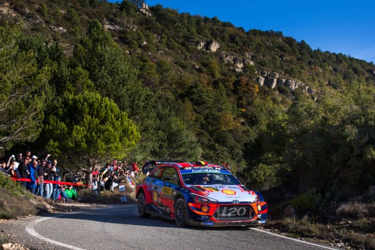 지난 25~27일 스페인 타라고나 주에서 열린 2019 월드랠리챔피언십 13차 대회에서 우승을 차지한 현대자동차 ?‘i20 Coupe WRC’ 랠리카가 달리고 있는 모습/사진=현대차