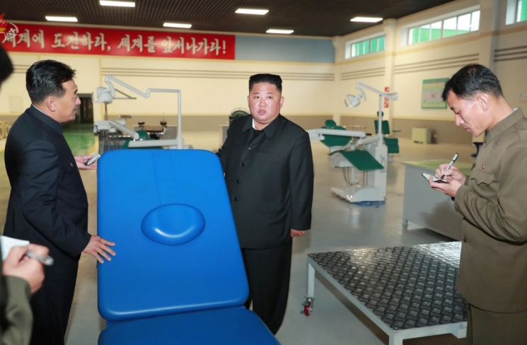 김정은 북한 국무위원장이 현대화 공사가 진행중인 묘향산의료기구공장을 시찰했다고 조선중앙TV가 27일 보도했다. 이 자리에서 그는 공사 결함을 지적한 뒤 "당 중앙위원회 일꾼들이 나와 손발을 맞추지 못하고 있다"고 질책했다. [이미지출처=연합뉴스]
