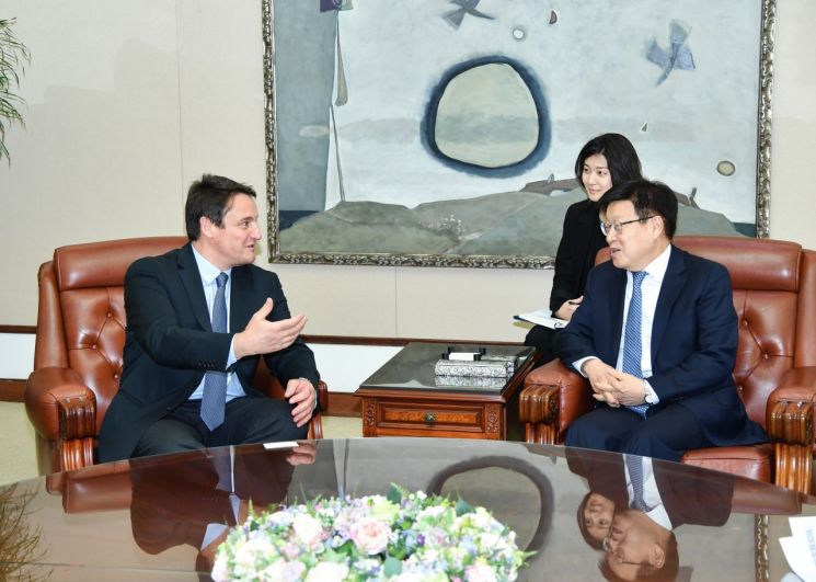 (왼쪽부터) 에릭 피에르쟝 JEC 그룹 대표과 김영주 무역협회 회장(사진=무역협회)