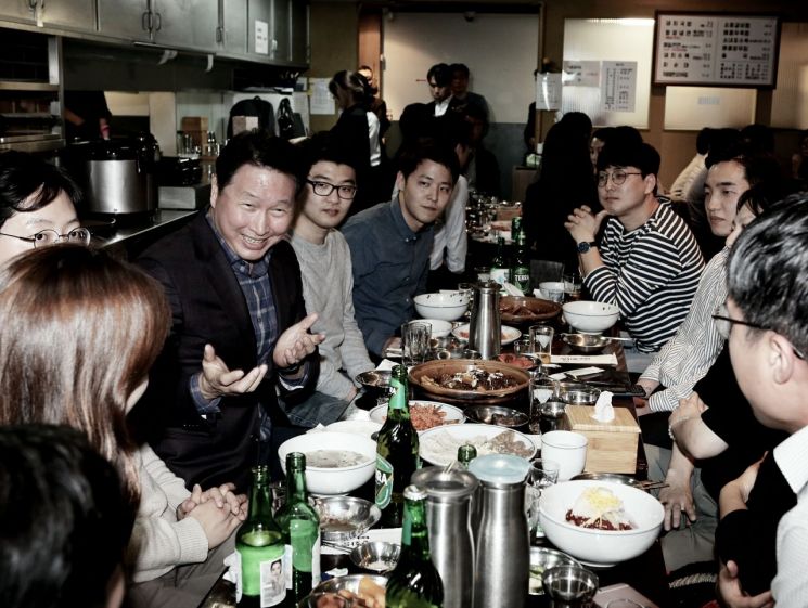 최태원 SK그룹 회장이 28일 서울 광화문 인근의 한 대중음식점에서 저녁식사를 겸한 번개 행복토크를 열고 구성원들과 담소를 나누고 있다.