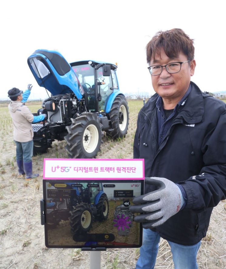 '무인경작시대'…LGU+ 5G 트랙터, 농부 없이 혼자 밭 간다