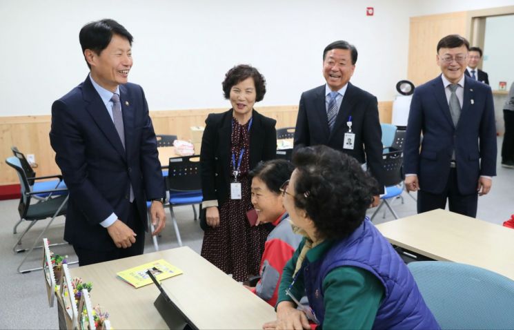 김강립 보건복지부 차관이 지난 24일 충남 아산에 있는 치매안심센터를 방문해 관계자들과 이야기를 나누고 있다.<복지부 제공>