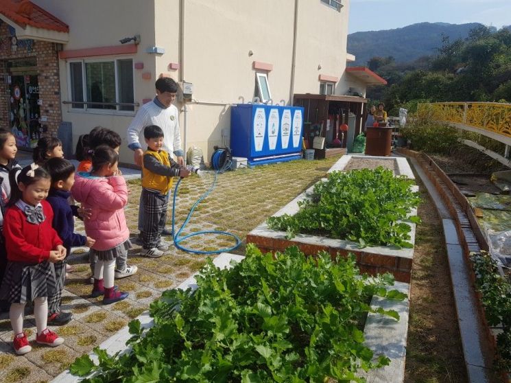 지역 유치원 원아들이 빗물저금통에 모아진 물을 재이용해 식물을 가꾸고 있다. 대전시 제공