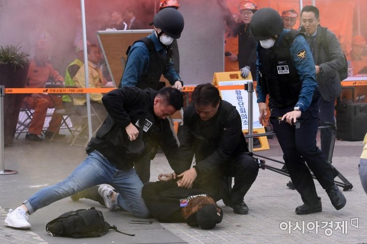 [포토] 테러범 제압하는 경찰