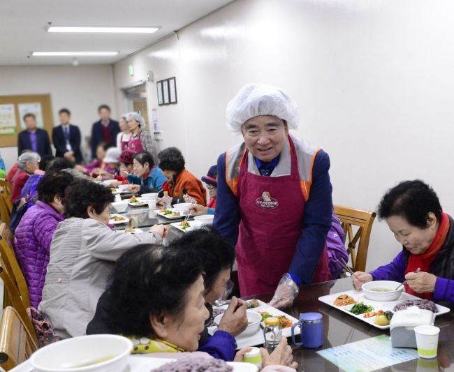 광주 서구의회, 어르신 점심배식 봉사활동 실시