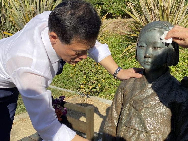 글렌데일시 센트럴파크에 건립된 해외 첫 평화의 소녀상을 닦아주고 있는 이승로 성북구청장