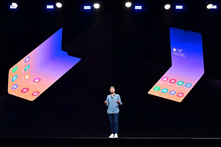 삼성, 새로운 폴더블폰 공개…"갤럭시 폴드는 시작일 뿐"