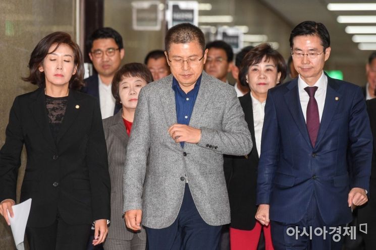 황교안(왼쪽 두 번째) 자유한국당 대표와 나경원(왼쪽) 원내대표를 비롯한 최고위원들이 30일 서울 여의도 국회에서 열린 '당대표 및 최고위원-중진의원 연석회의'에 참석하기 위해 회의실로 이동하고 있다./강진형 기자aymsdream@