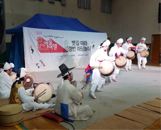지도읍 선도에서 지난 28일 극단 ‘갯돌’의 주최로 ‘뱃길 따라 갱 번 마당놀이’행사를 개최했다.