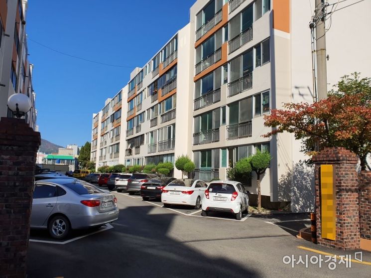 ▲30일 오전 고 강한옥 여사가 머물렀던 부산 영도구 자택. (사진=이승진 기자)