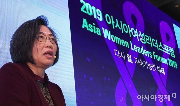 이 교수가 아시아경제 주최로 열린 '2019 아시아여성리더스포럼'에서 강연하고 있다./김현민 기자 kimhyun81@