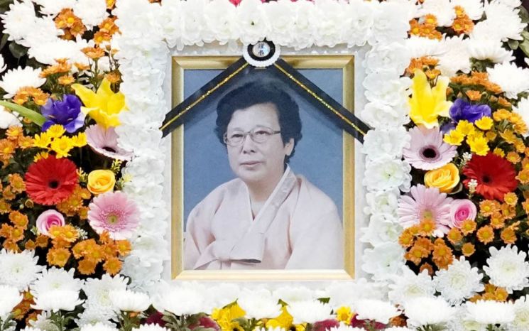 여느 장례식장과 다르지 않은…사진 속에 비친 문 대통령 모친 빈소 풍경